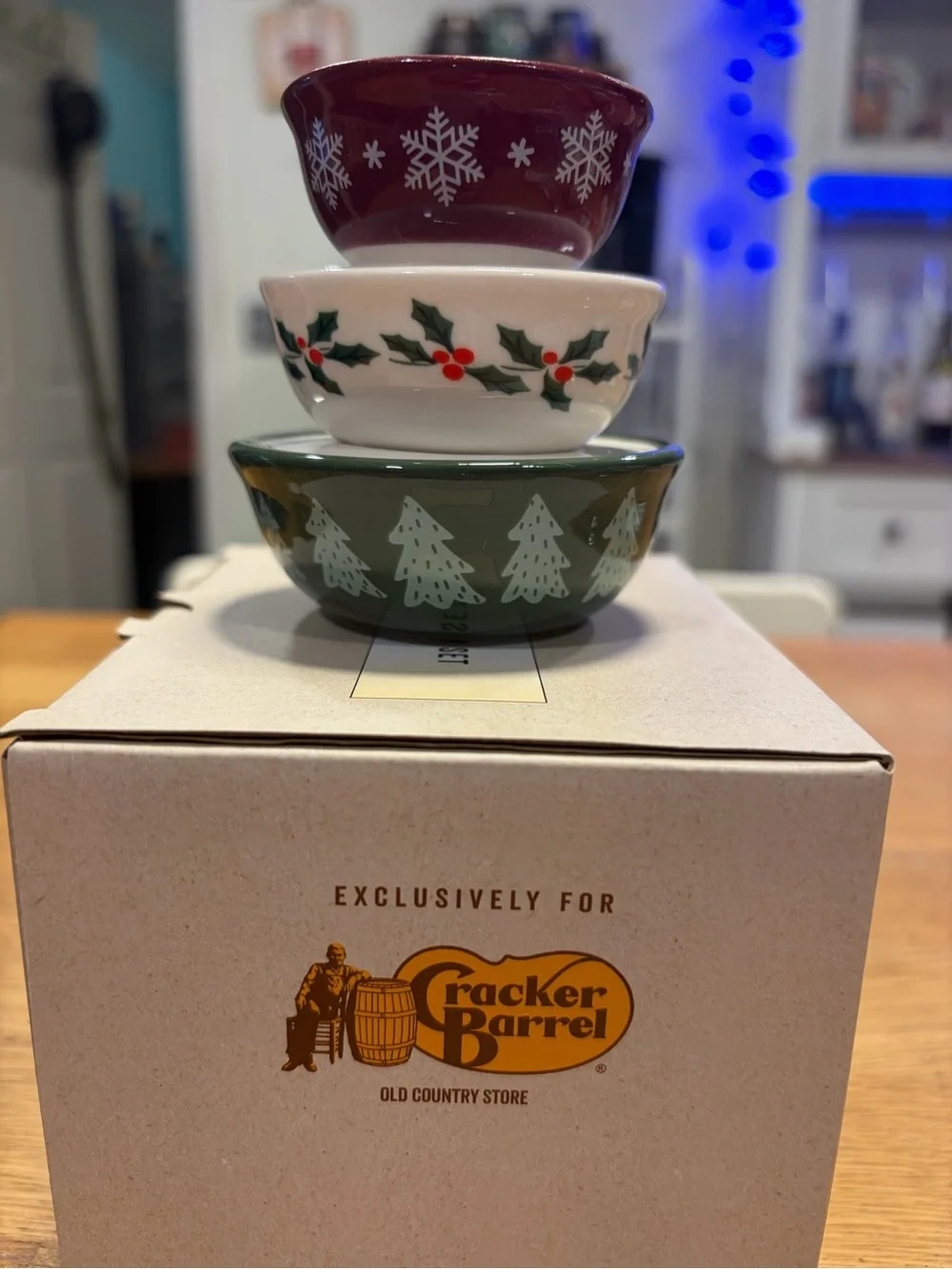 Set of 2 Cracker Barrel salt & pepper shakers Holiday 2026. 1 mixing bowl, 1 pie